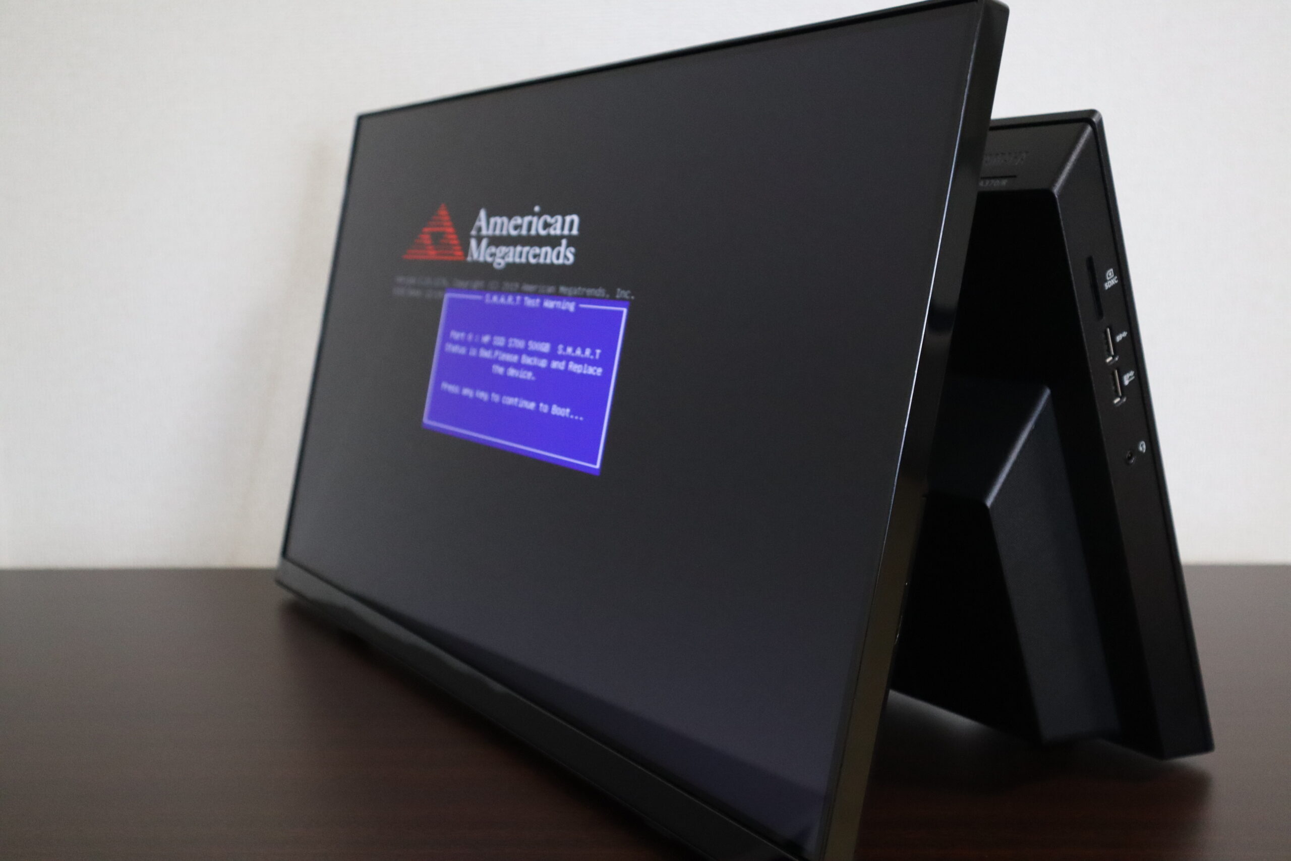 S.M.A.R.T. Test Warning」のメッセージが表示されて、パソコンが起動