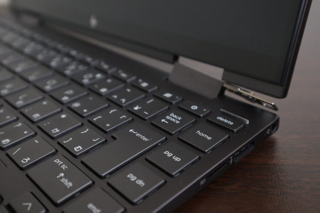 液晶画面の金具(ヒンジ)が外れてしまい、画面の開閉がしづらい、HP製