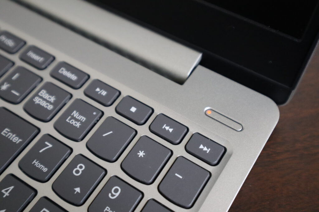 電源ランプがオレンジ色に点灯して、パソコンの電源が入らない、Lenovo