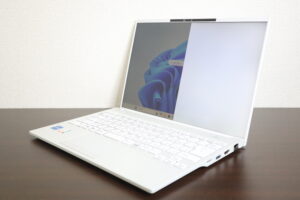 FUJITSU製 UH08/H3 FMVUUC002C ノートパソコン