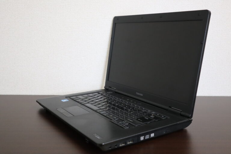 TOSHIBA製 Satellite L47 266E/HD PSL472DEEMR1M ノートパソコン