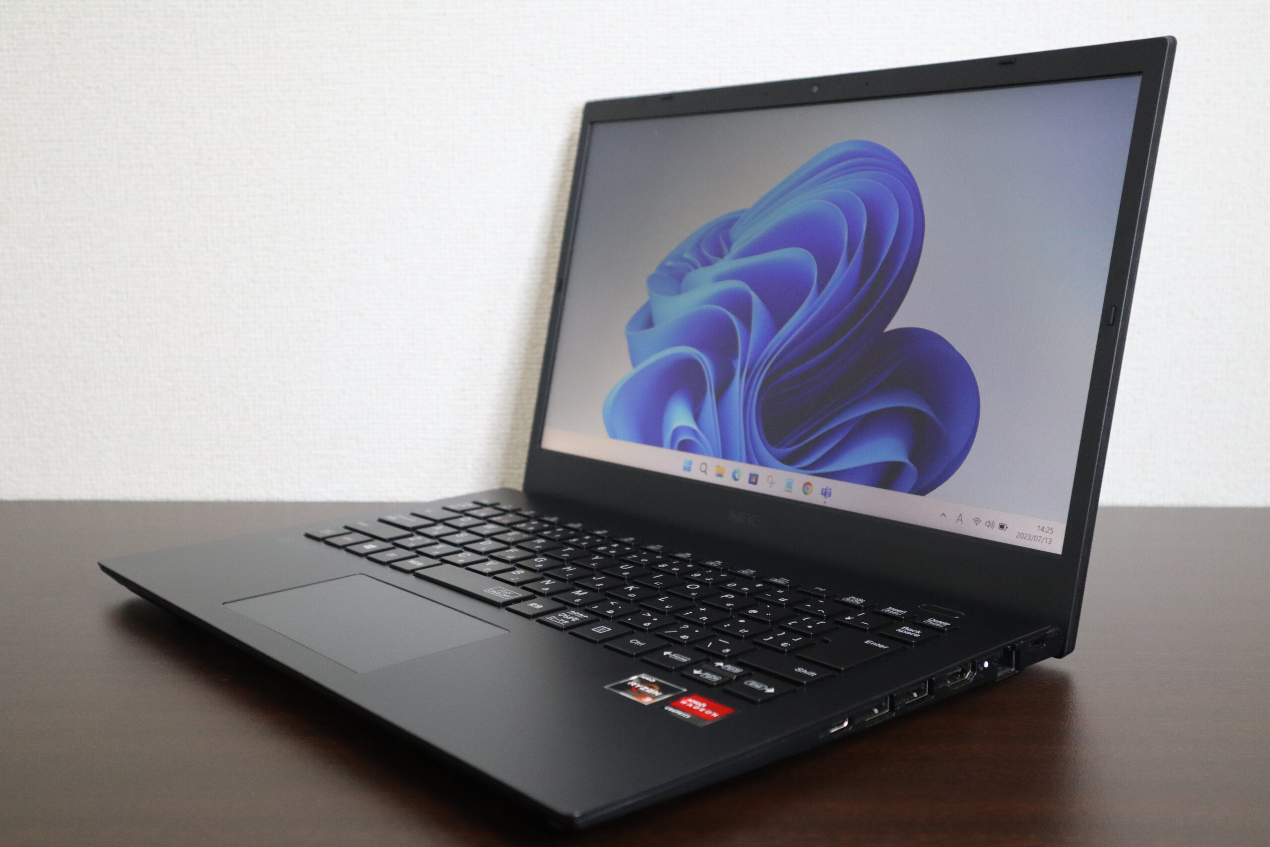 パソコンの画面が白っぽくなってフリーズする、NEC製ノートパソコン