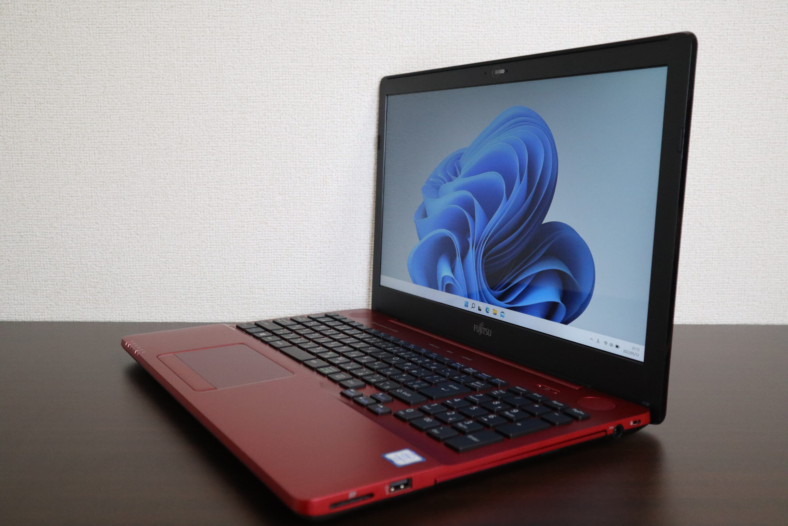 メーカーのロゴ画面で止まってしまい、パソコンが起動しない、FUJITSU