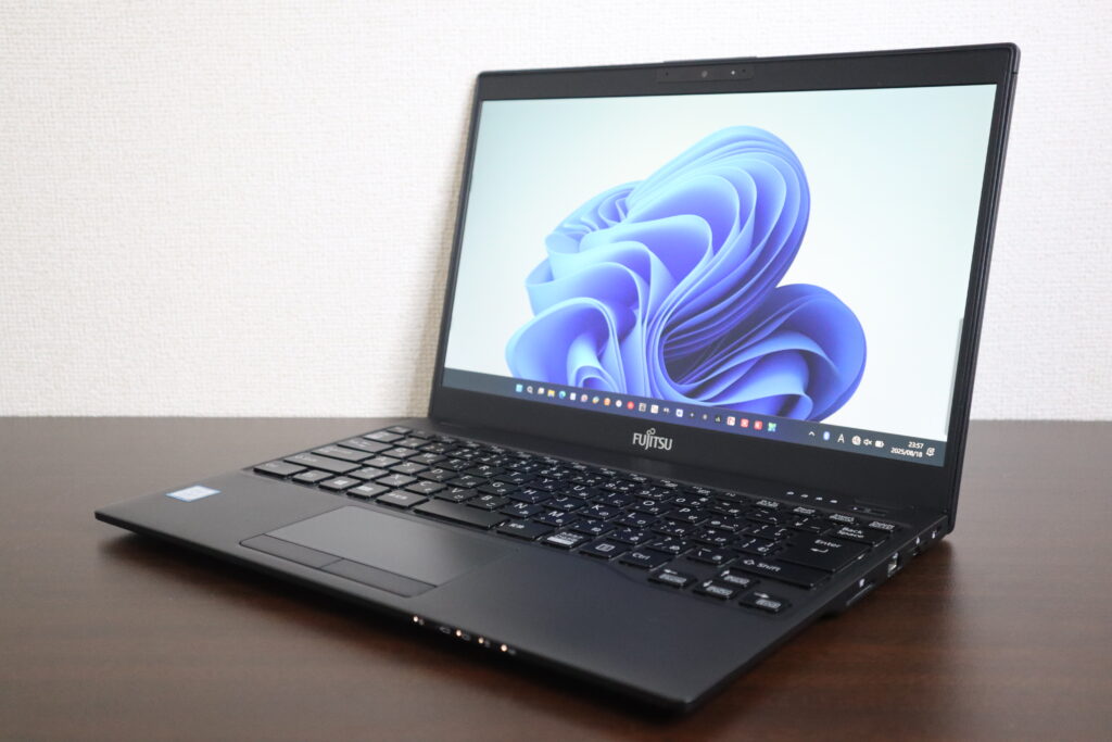 FUJITSU製 UH90/C3 FMVU90C3BN ノートパソコン