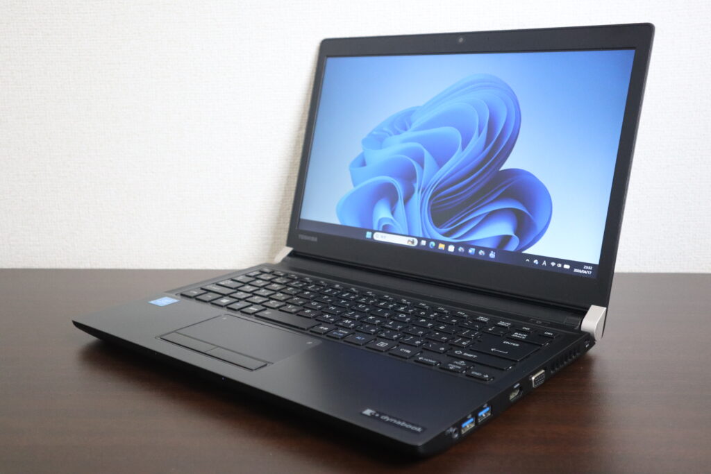 TOSHIBA製 RX33/FB PRX33FBPSEAW ノートパソコン