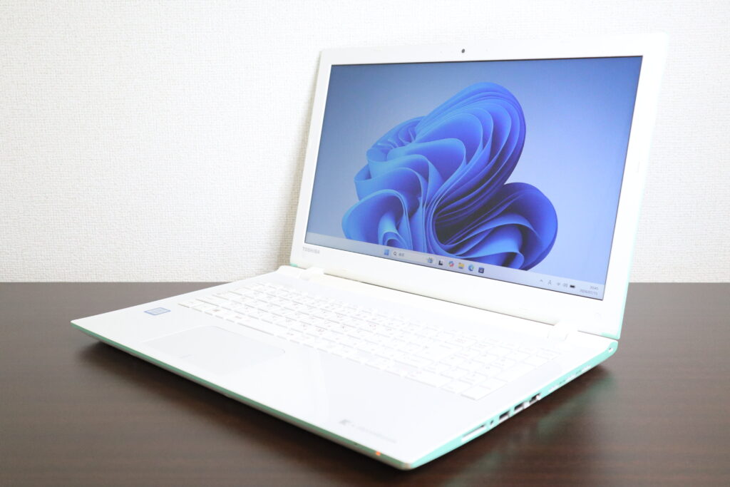 TOSHIBA製 AZ35/UW PAZ35UW-SWA ノートパソコン