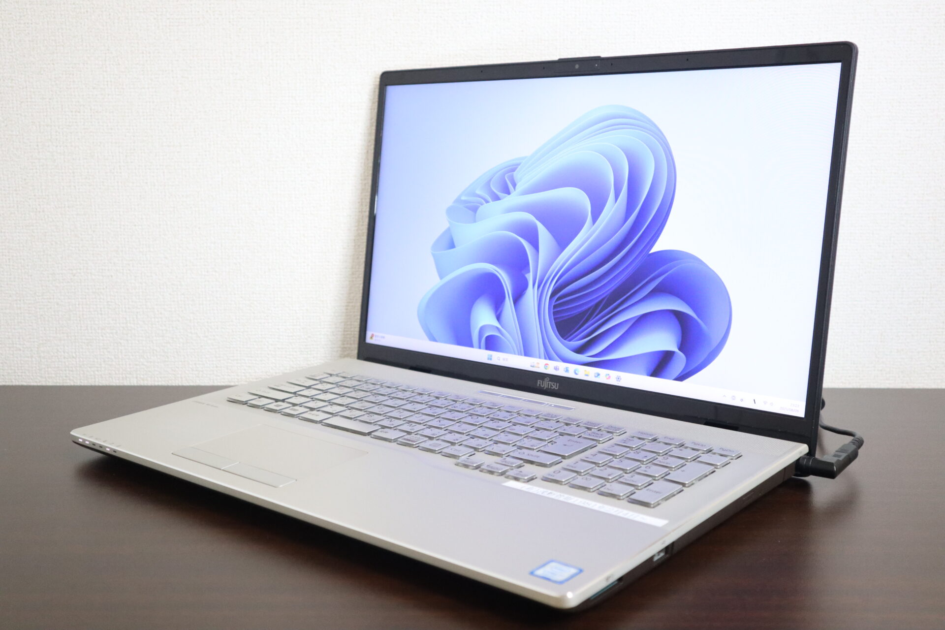 FUJITSU製 NH90/D2 FMVN90D2G ノートパソコン