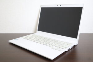 FUJITSU製 UH90/D3 FMVU8D3WD1 ノートパソコン