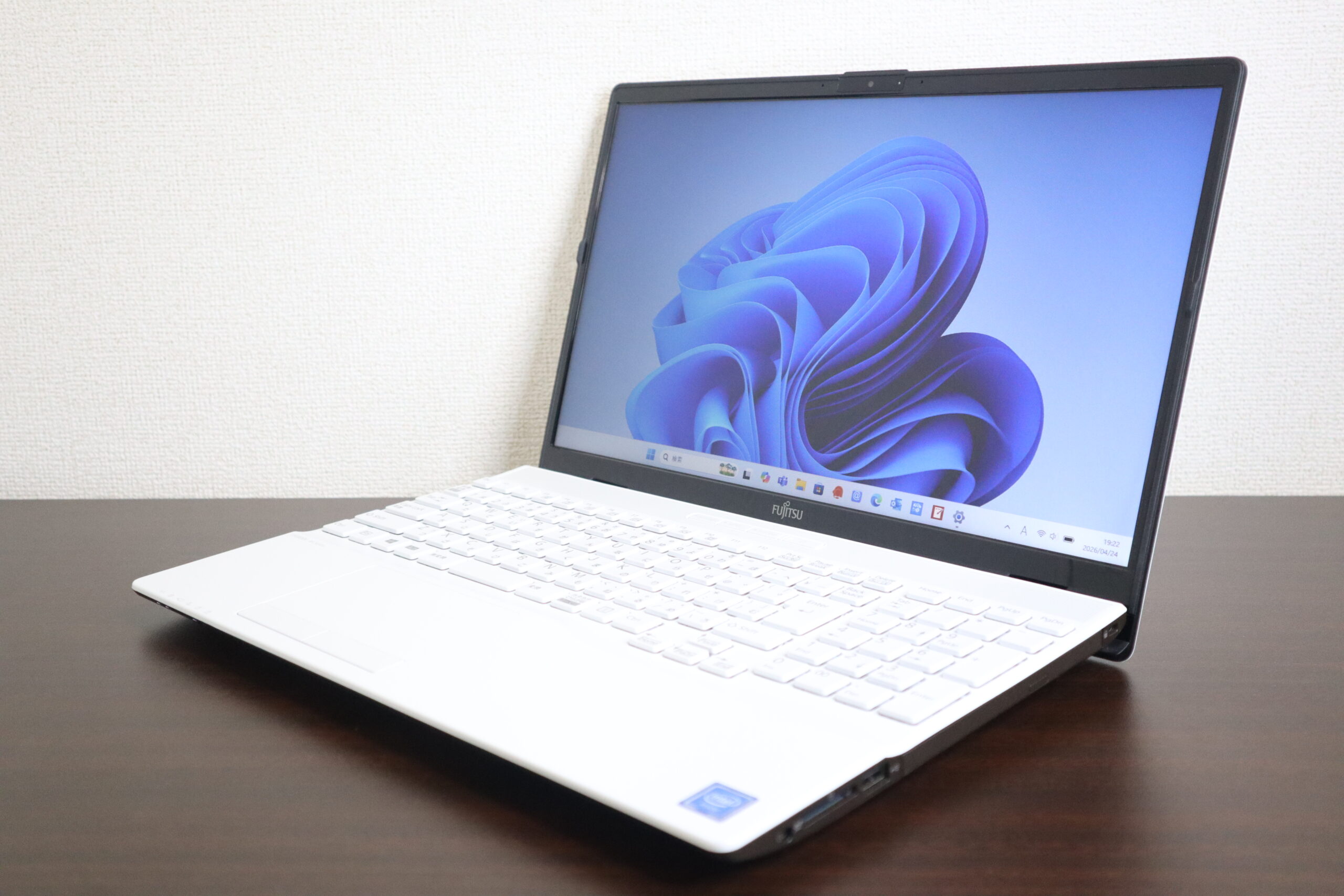 FUJITSU製 AH42/F1 FMVA42F1W2 ノートパソコン